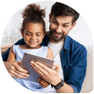 Padre e hija matriculandose con una tablet