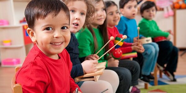 Niños aprendiendo musica con diferentes instrumentos