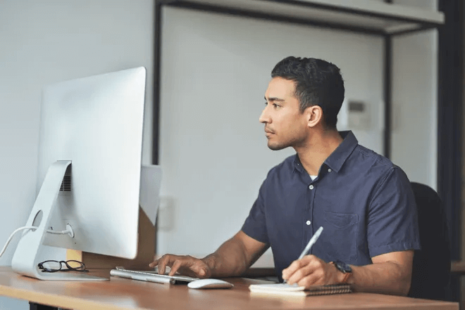 Hombre frente a la computadora Entorno Personal de Aprendizaje